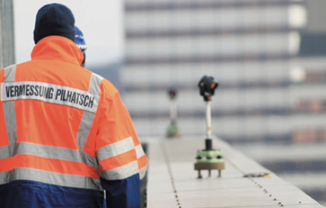 01_Pilhatsch_Mitarbeiter_Dach_300x470